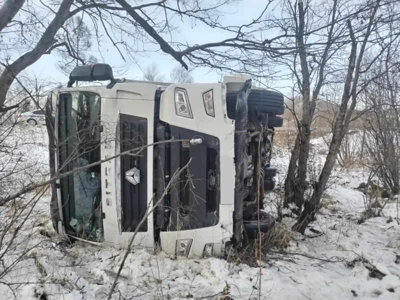 Водитель большегруза пострадал в автоаварии с опрокидыванием на трассе в ЕАО