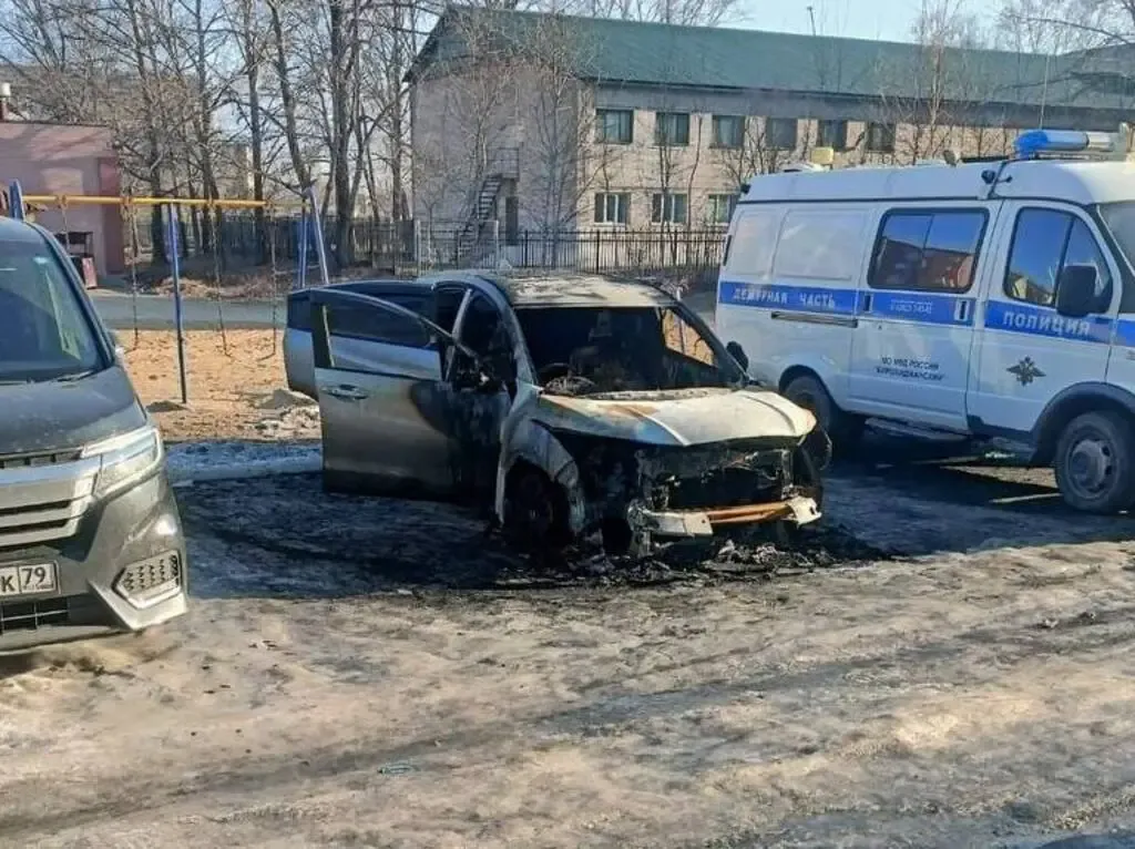 Подожгли машину во дворе дома в Биробиджане