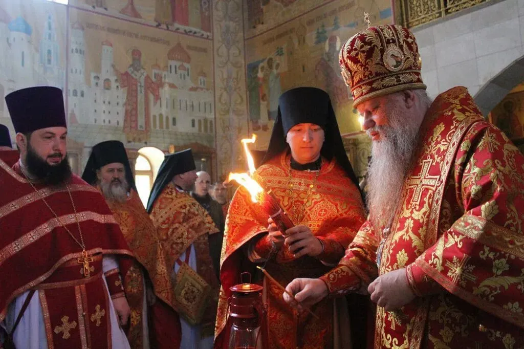 Благодатный огонь прибыл в Биробиджан