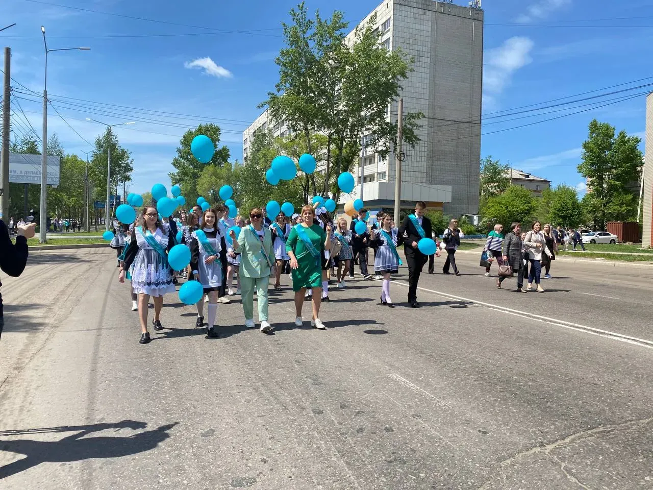 Выпускные линейки прошли в школах Биробиджана