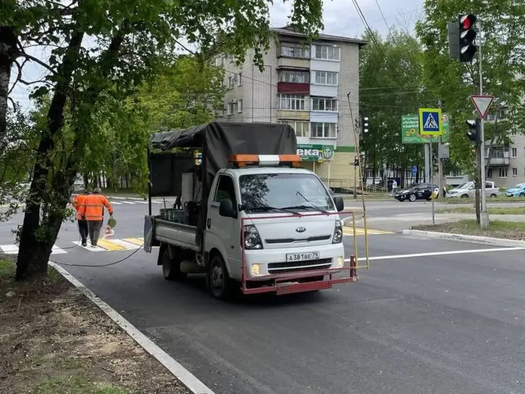 Сэкономили деньги и сделали новый тротуар на улице в Биробиджане