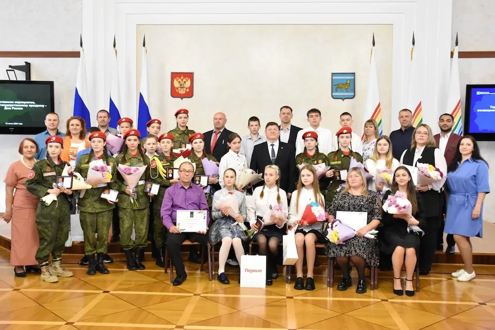 Вручение первых паспортов и наград: торжественное мероприятие ко Дню России прошло в  ЕАО