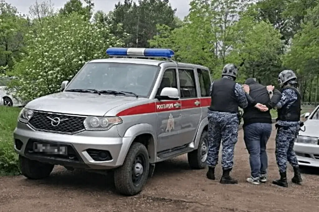 Затеял драку, попытался сбежать, но чуть не сломал ногу дебошир в Биробиджане