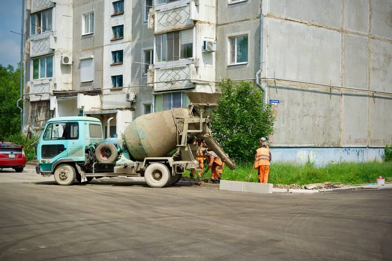 Укладывают новый асфальт во дворах микрорайона Биробиджана