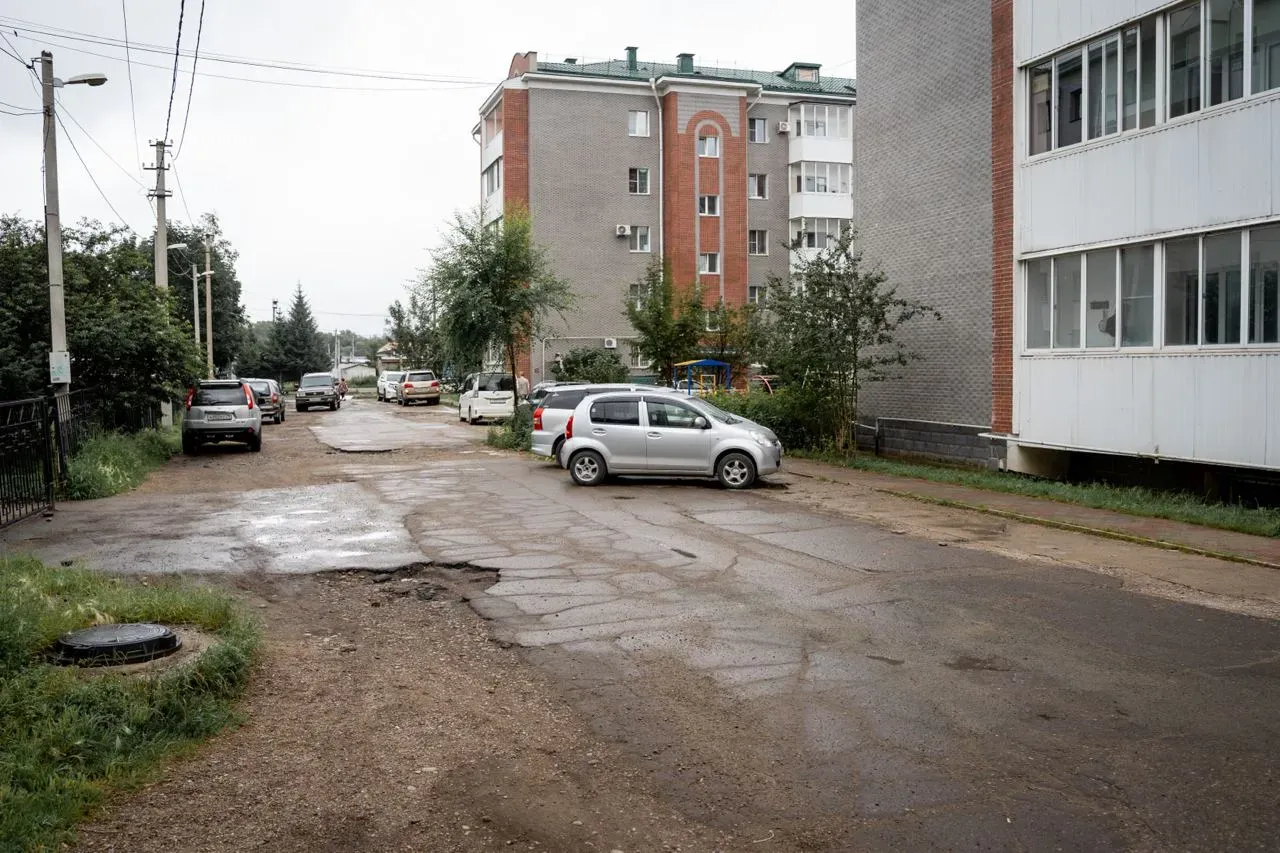 Проблемный дворовой заезд в м-не Бумагина приведут в порядок
