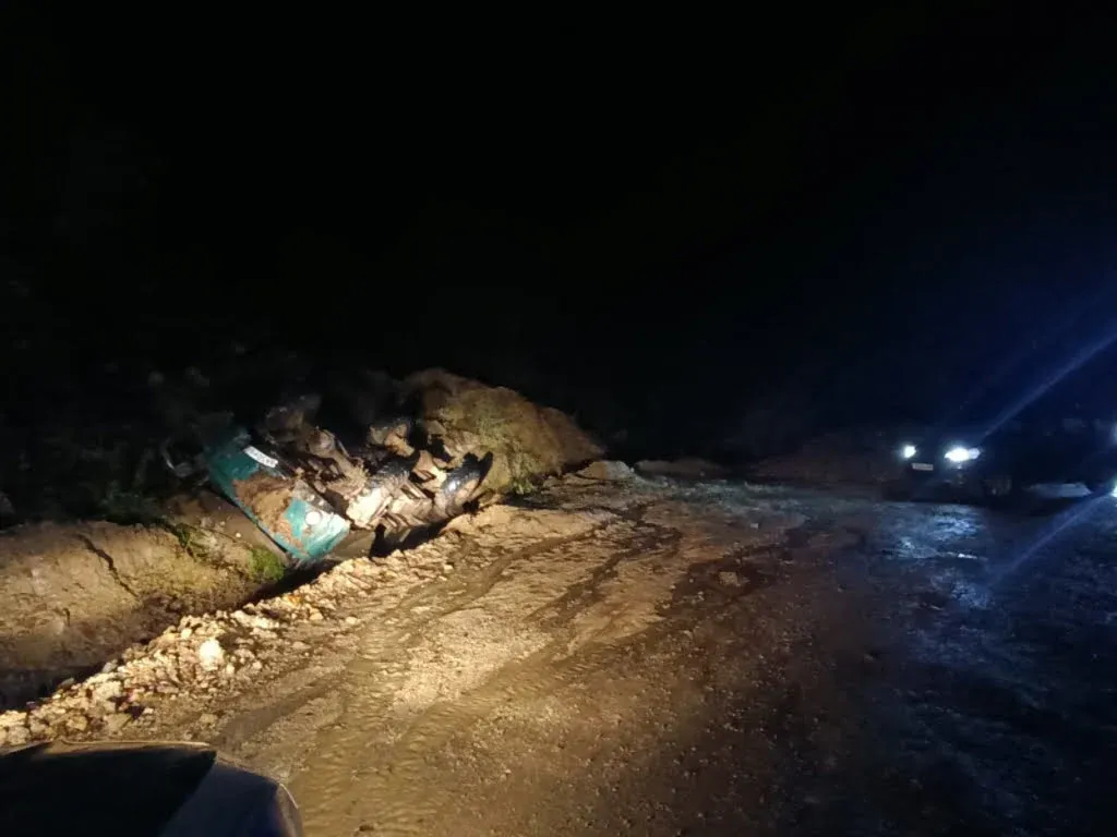 Двое пострадавших: вылетел в кювет, съезжая с сопки водитель грузовика в ЕАО