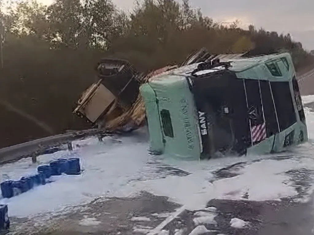 Огнеборцы экстренно выехали на ДТП с большегрузом в пригороде Биробиджана