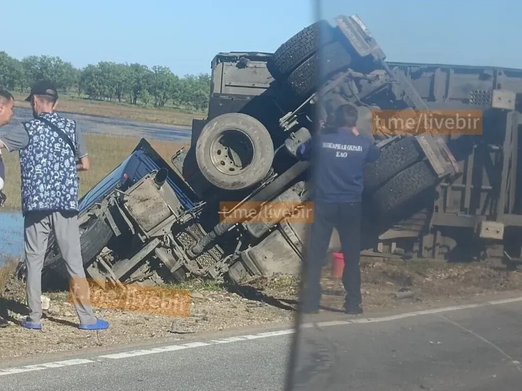 Жёсткое ДТП с фурой и двумя легковушками произошло на трассе в ЕАО