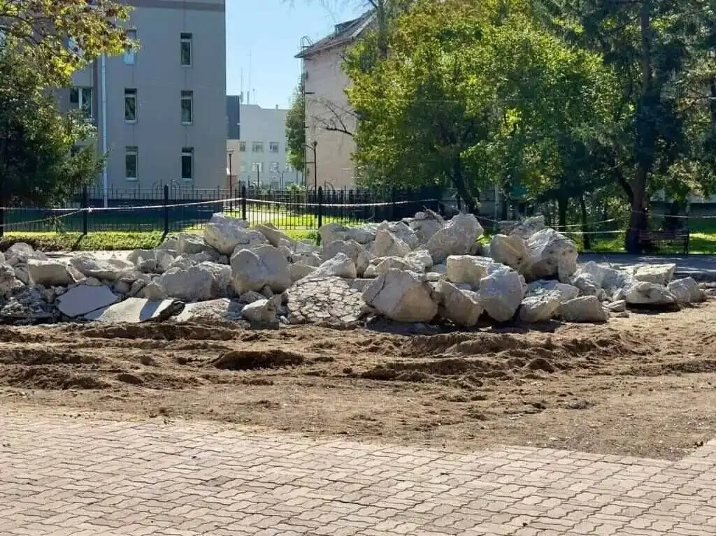 На месте снесённой в сквере Дружбы стелы установят беседку в Биробиджане