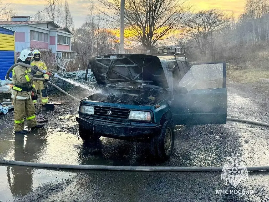 Едва не сгорела в своем авто семейная пара в ЕАО