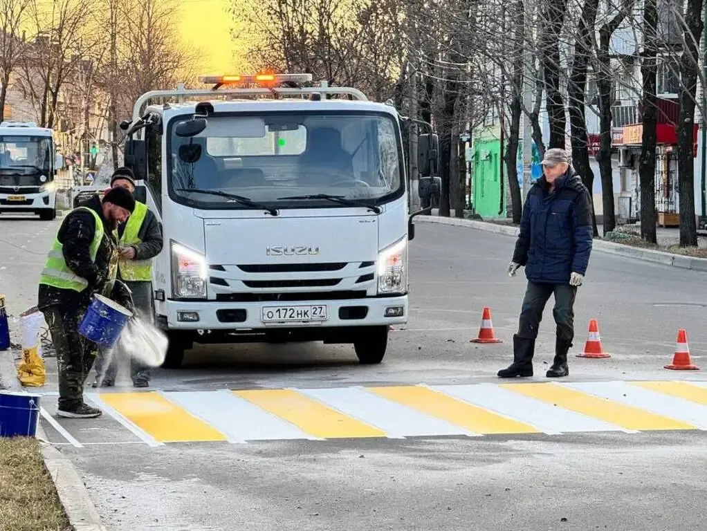 Холодным пластиком нанесли пешеходный переход в Биробиджане