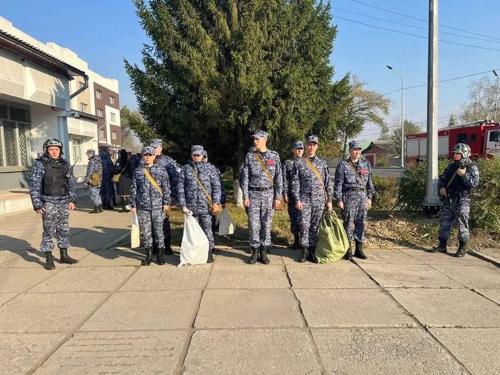 Эвакуировали сотрудников Росгвардии из задымлённого помещения в Биробиджане