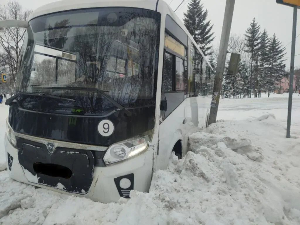 Автобус вылетел на главную улицу города в Биробиджане