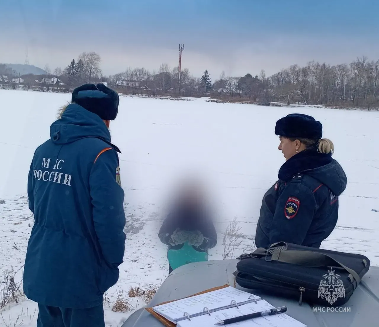 Осторожно, тонкий лед: детей уберегли от беды в Биробиджане