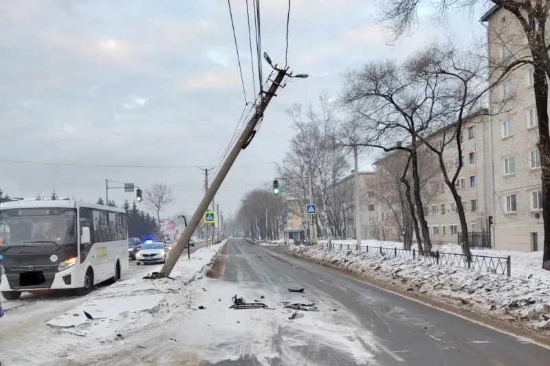 Уходя от столкновения с автобусом, водитель снес столб на центральной улице Биробиджана