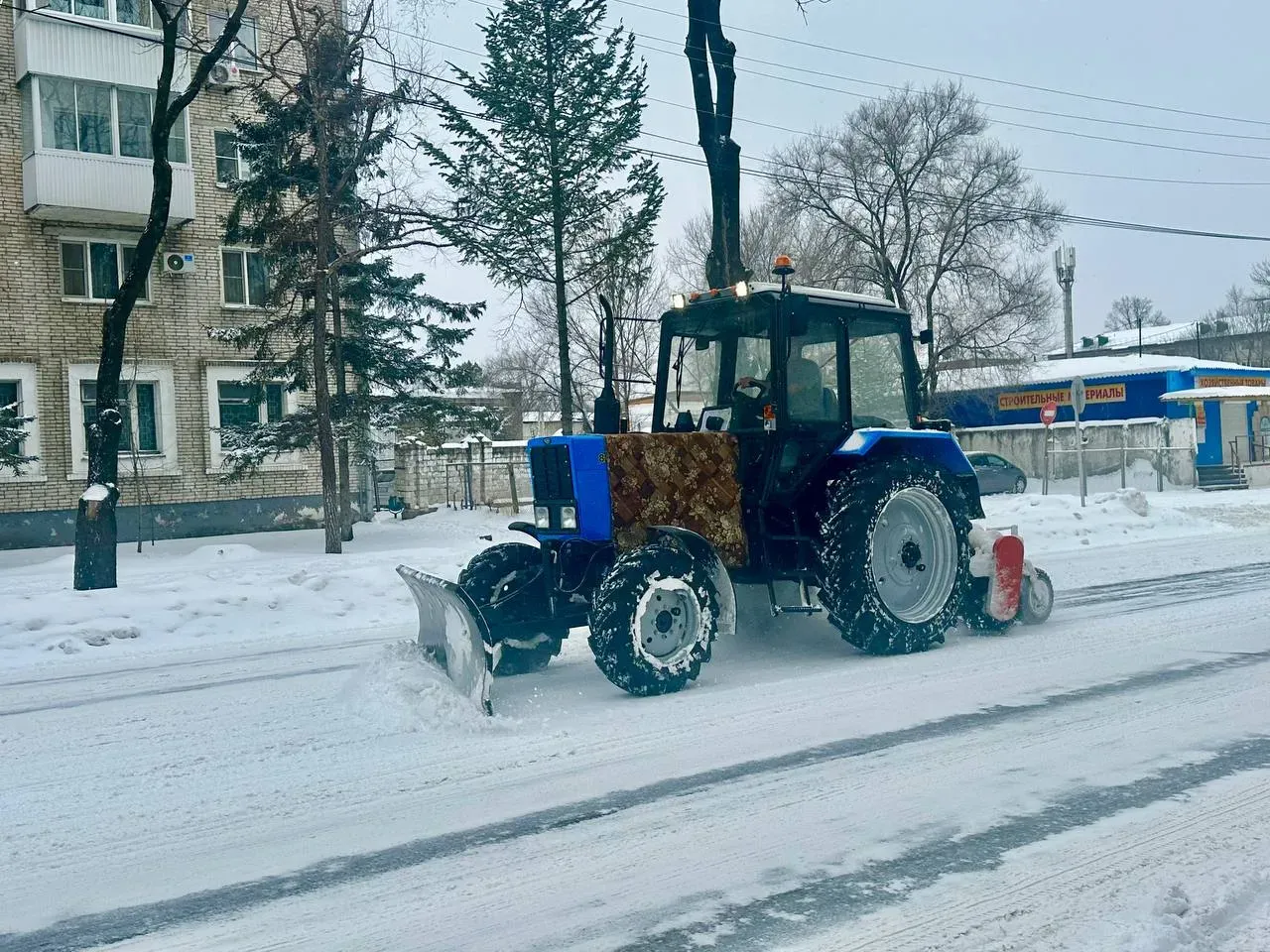 Более 20-ти единиц техники вышли на борьбу со снегопадом на трассу «Амур» в ЕАО
