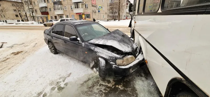 Автобус столкнулся с легковушкой в Биробиджане