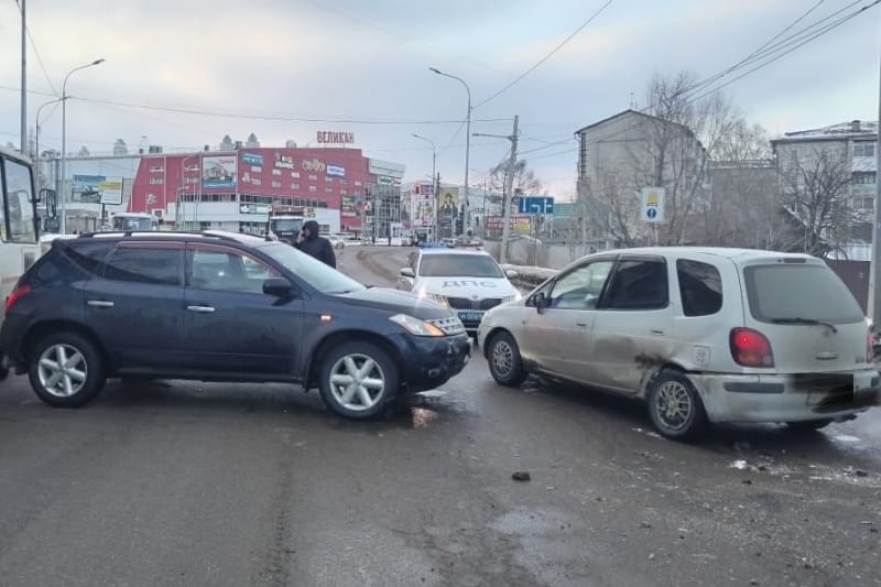Два автомобиля столкнулись на улице Советской в Биробиджане