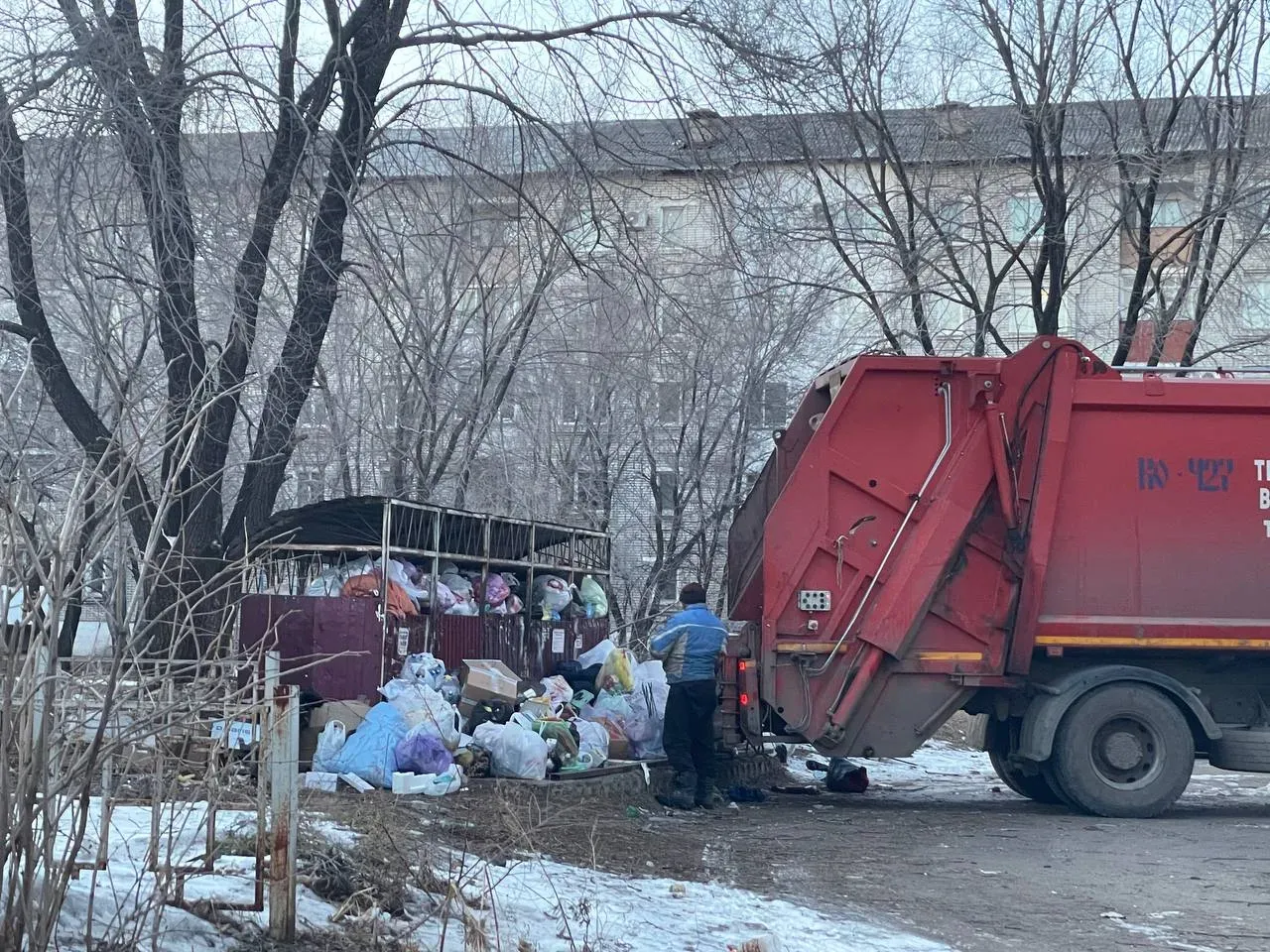 Теперь в ЕАО крупные штрафы ждут водителей за парковку у мусорных контейнеров