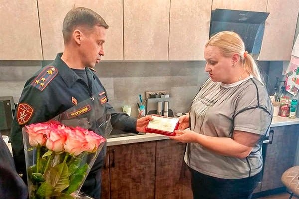 Награды погибшего на СВО росгвардейца передали семье в ЕАО
