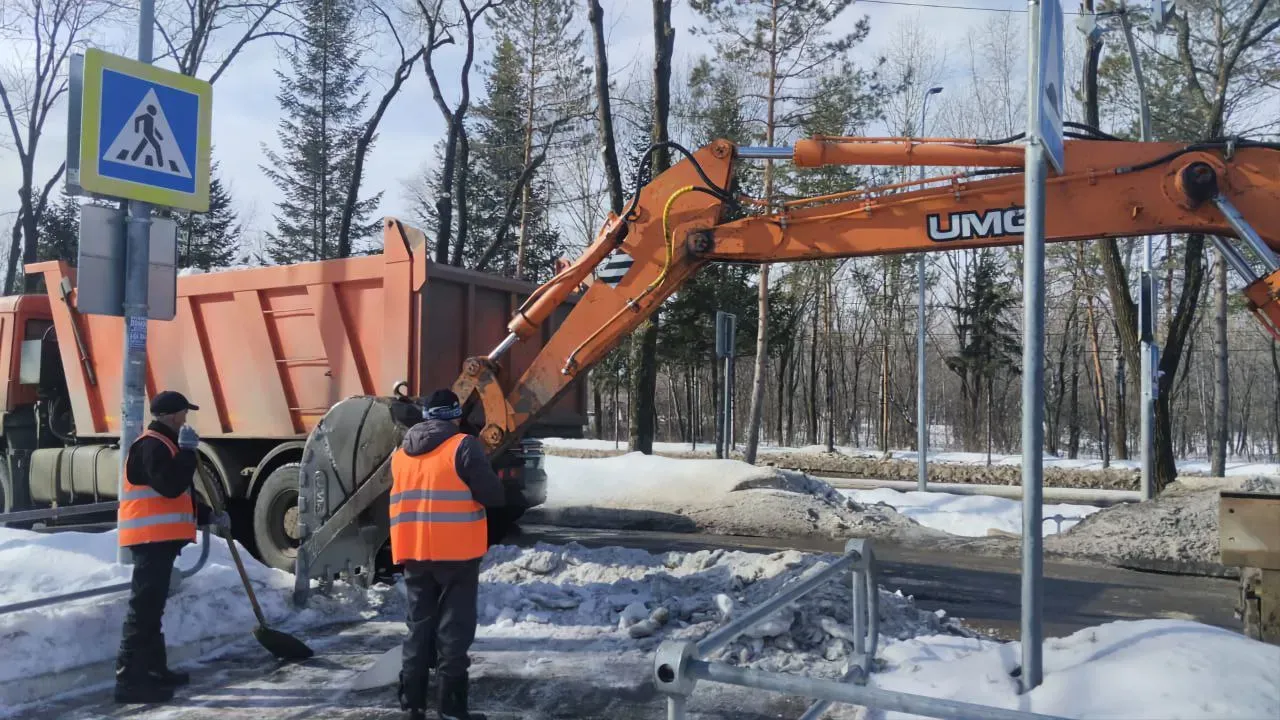 Откачивать воду с дорог начнут коммунальщики в Биробиджане