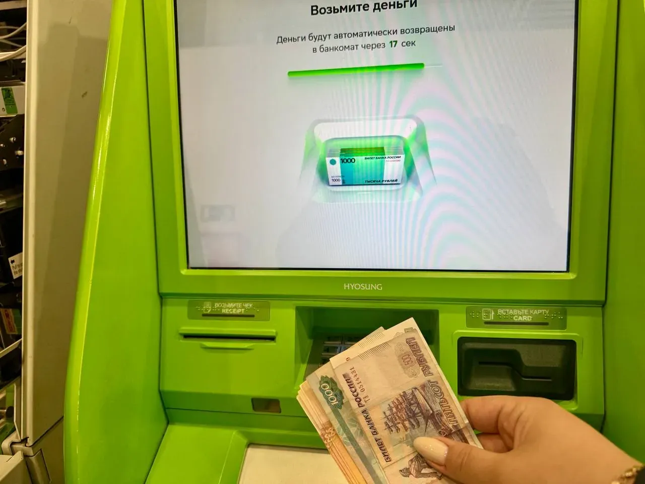 Управляют мошенниками, которые массово крадут деньги у россиян, с территории Украины - ФСБ