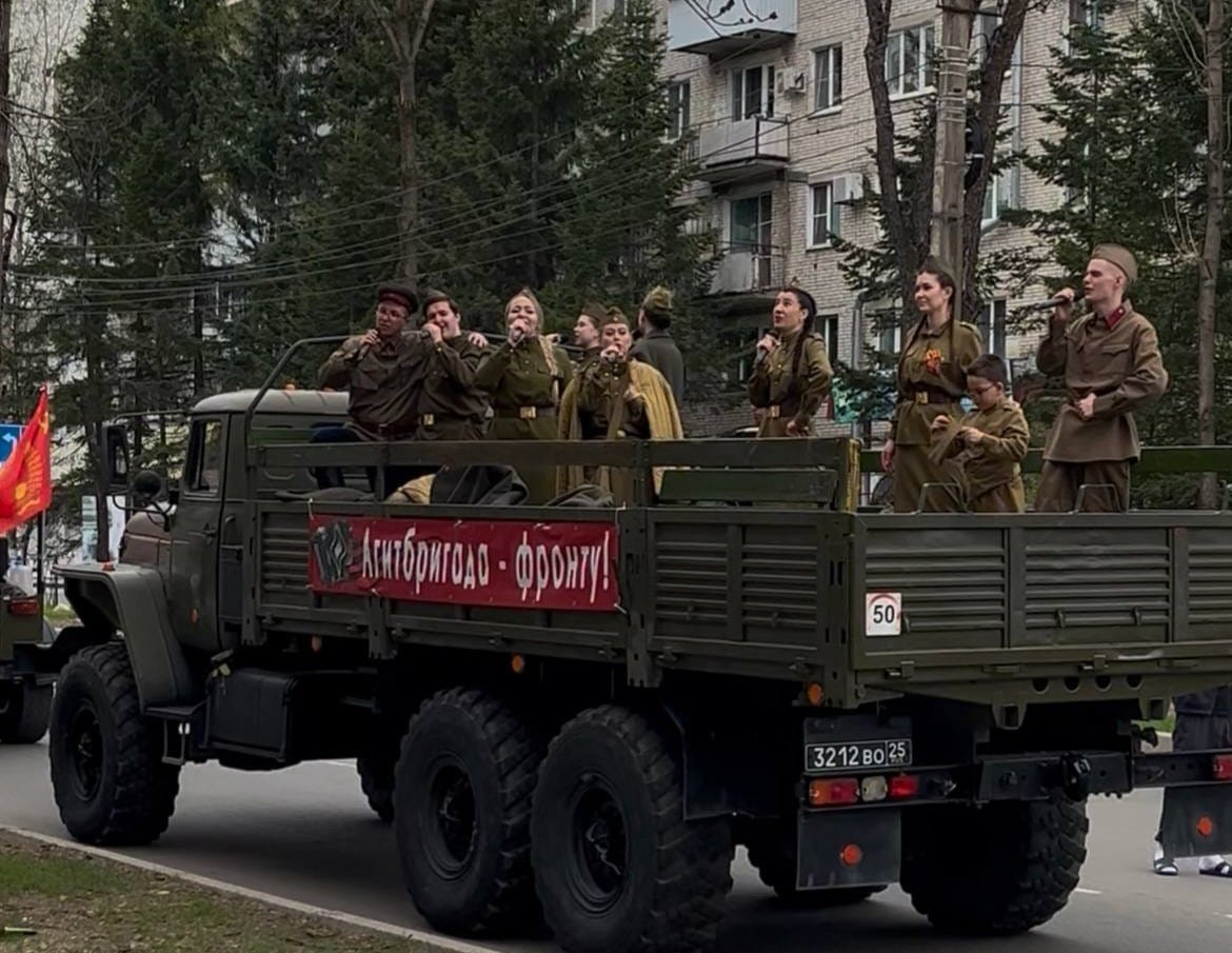 Почтили ветеранов и станцевали «Вальс Победы» в Биробиджане