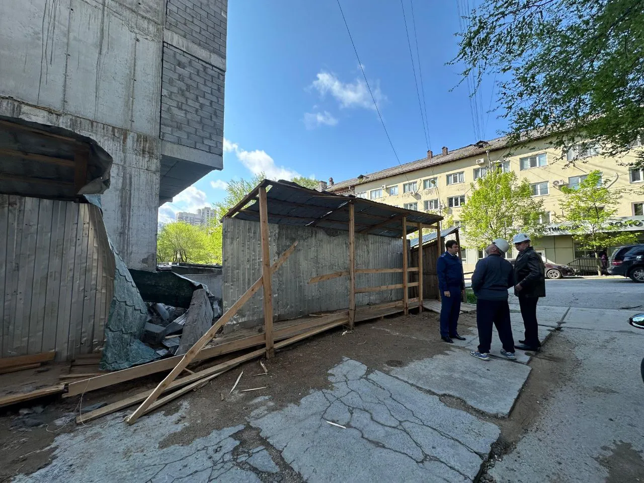 Балкон в хабаровской новостройке упал из-за сильного ветра
