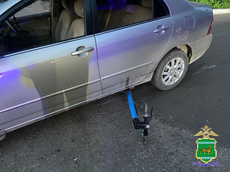 Подросток на самокате оказался под колесами авто в Биробиджане