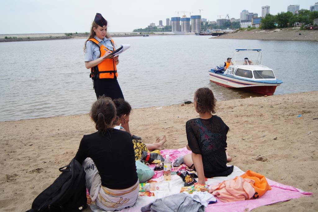 Купание почти 30 детей на опасных пляжах предотвратила полиция в Хабаровске