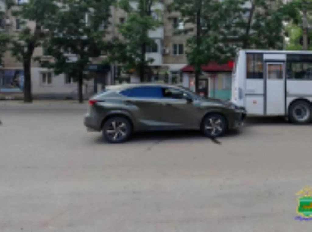 Неудачный маневр иномарки привел к столкновению с автобусом в Биробиджане