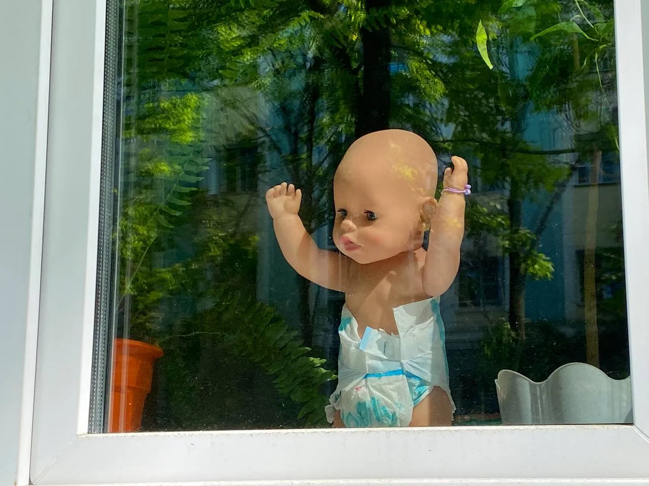 Выпала из окна 5 этажа и тяжело пострадала 2-летняя малышка в Биробиджане