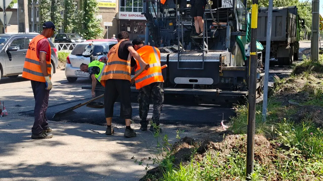 В Биробиджане укладывают асфальт на улицах Комсомольской и Советской