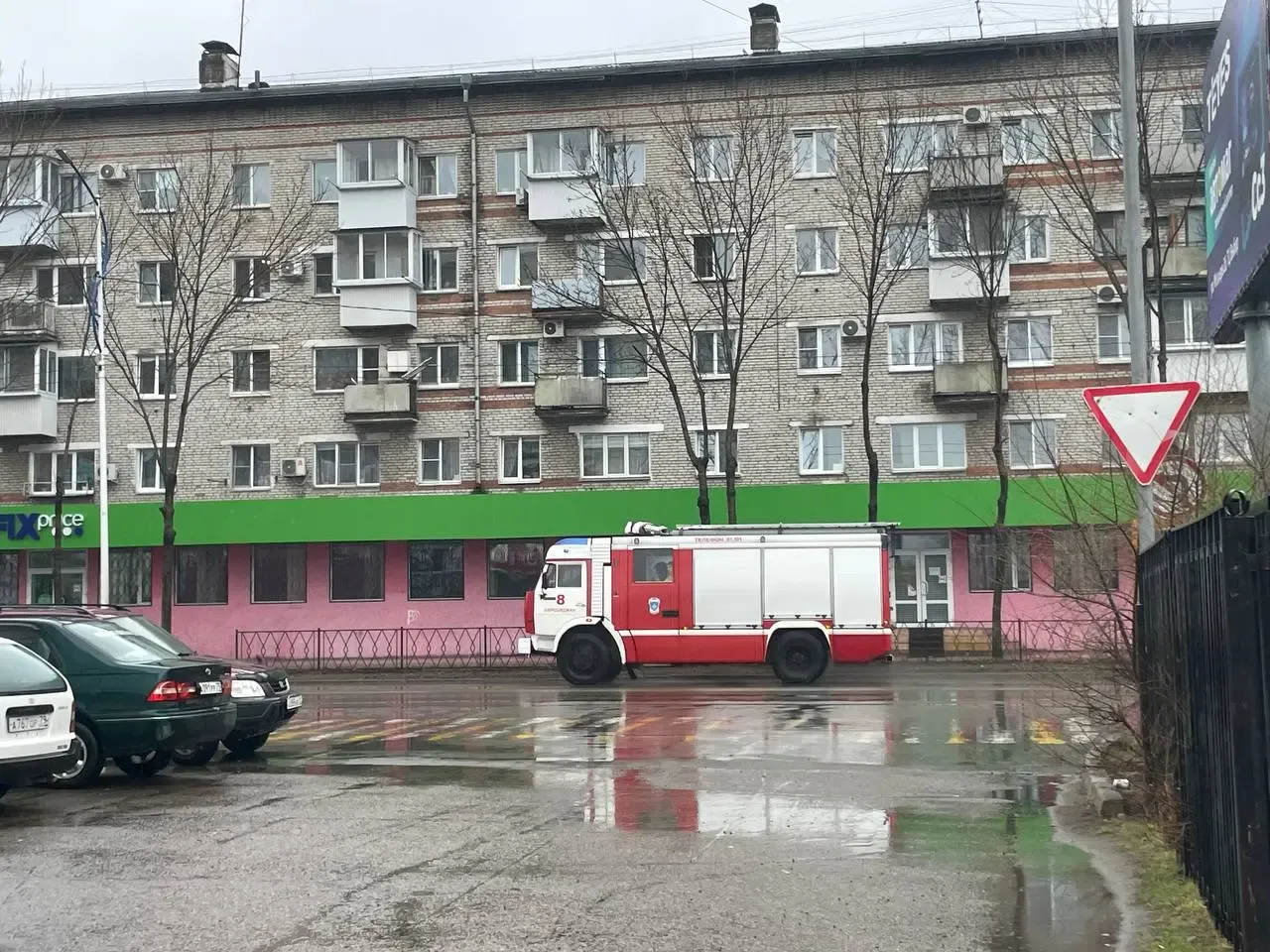 Не стали дожидаться хозяев и проникли в задымленную квартиру спасатели Биробиджана