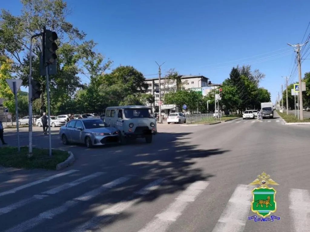 Не с той полосы: автомобили столкнулись в центре Биробиджана