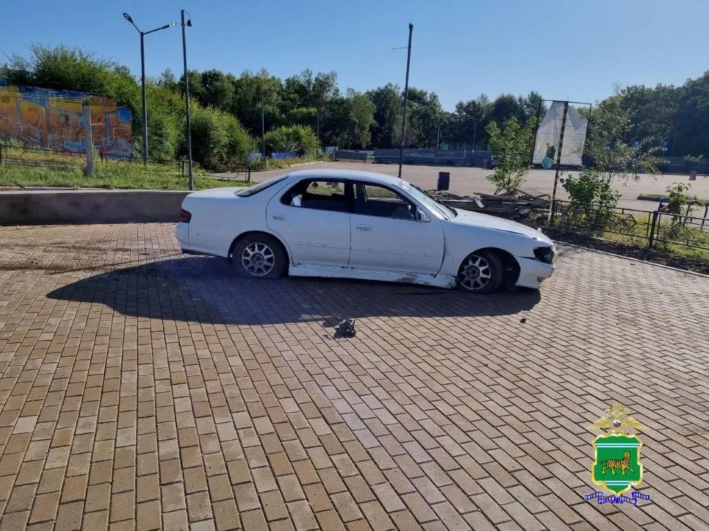 Водитель сбежал после аварии рядом со скейт-парком в Биробиджане