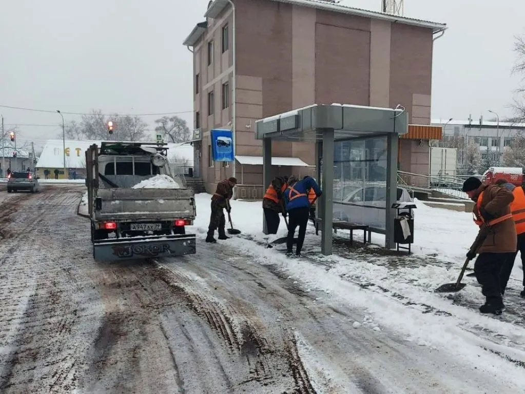 На уборку снега в Биробиджане вышли люди и техника