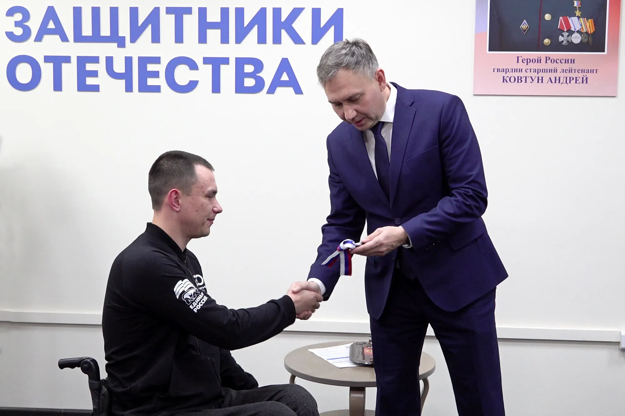 Под эгидой губернатора ЕАО Марии Костюк в регионе вручили первый автомобиль ветерану СВО
